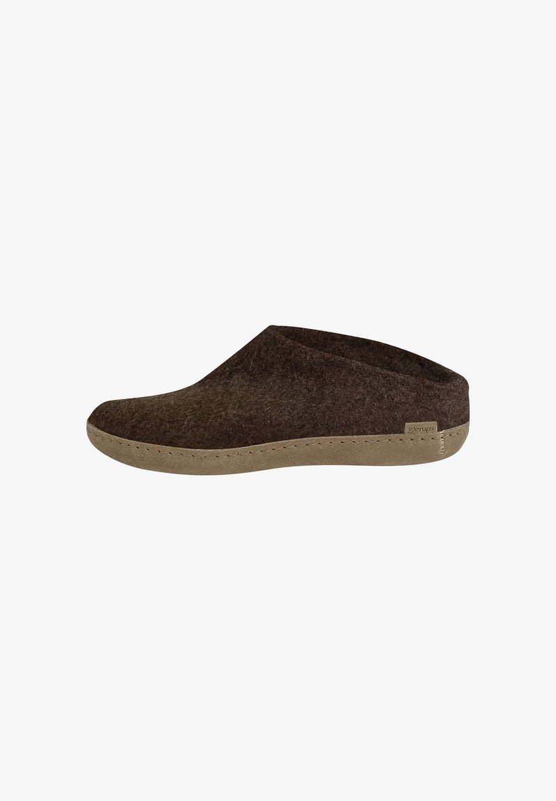 Chausson en feutre brun foncé avec un bout arrondi, un dos bas et une semelle en caoutchouc beige. Comprend des coutures discrètes et une petite étiquette sur le côté.