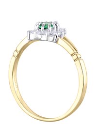 Kuldne sõrmus, mille keskel on roheline kivi, mida ümbritsevad väiksemad läbipaistvad kivid, poleeritud viimistluse ja siledalt ümardatud rõngaga.