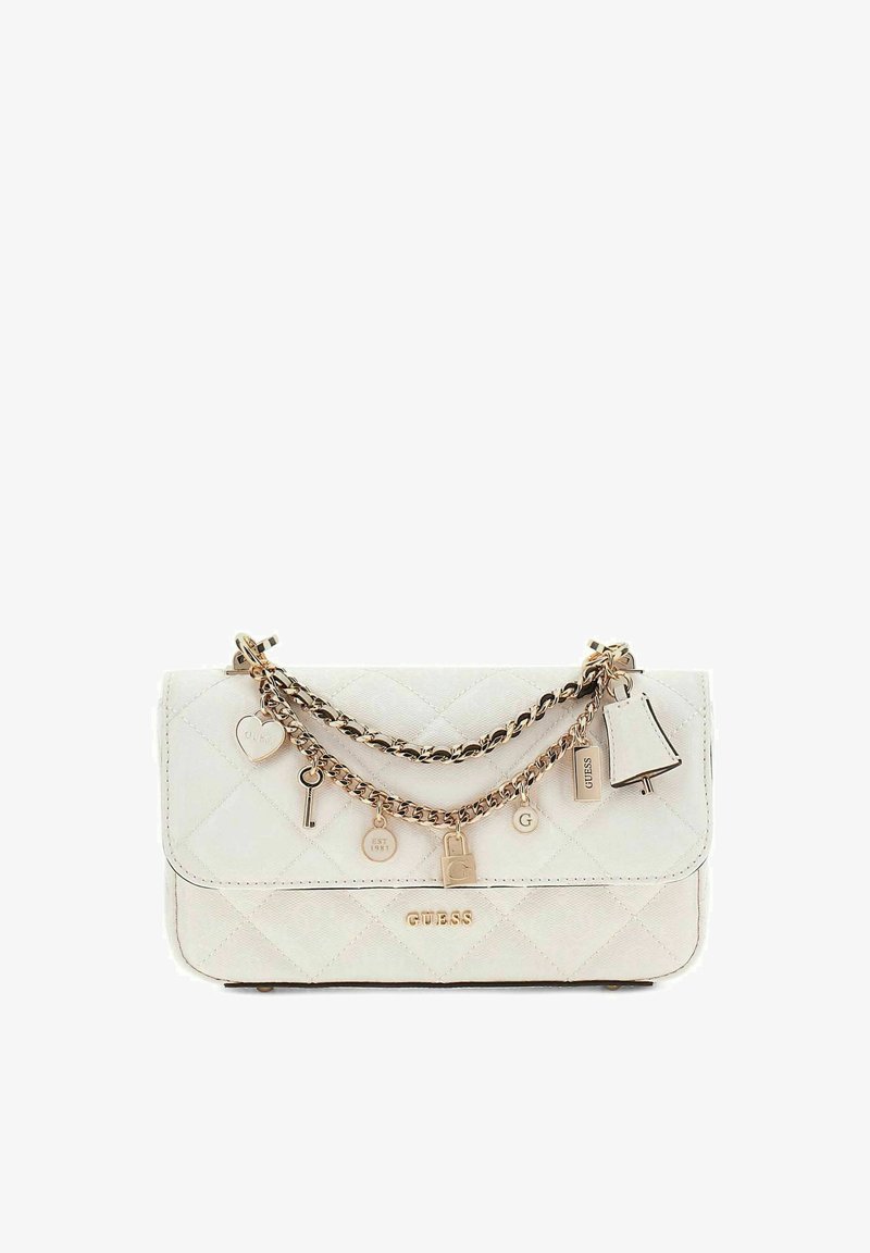 Sac à main matelassé blanc de Guess avec bandoulière chaîne dorée et breloques comprenant un cœur, une clé, un cadenas et une cloche. Logo Guess doré sur le devant.