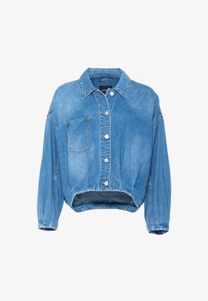 Chaqueta corta de mezclilla azul con mangas largas, bolsillo en el pecho delantero, botones a presión plateados y cuello clásico.