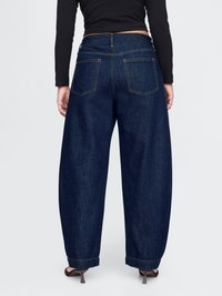 Lässig sitzende dunkelblaue Jeans aus Denim mit hoher Taille, ausgestattet mit zwei Gesäßtaschen und einem leicht umgeschlagenen Saum. Minimalistisches Design mit standardmäßiger Nähte.