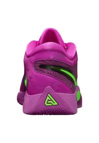 Zapatilla deportiva rosa con una parte superior texturizada, detalles en verde y una suela gruesa. Cuenta con un cuello acolchado y un talón reforzado para mayor soporte.