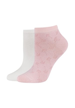 Paar Knöchelsocken, eine hellrosa mit dezentem Blumenmuster und eine schlichte weiße, auf weißem Hintergrund präsentiert.