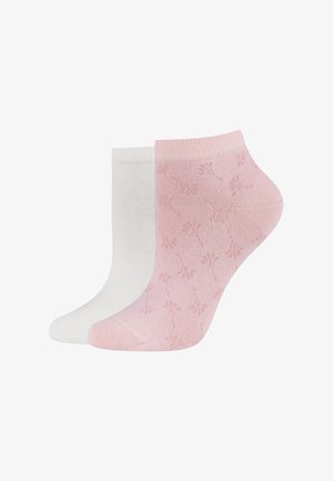 Paar Knöchelsocken, eine hellrosa mit dezentem Blumenmuster und eine schlichte weiße, auf weißem Hintergrund präsentiert.