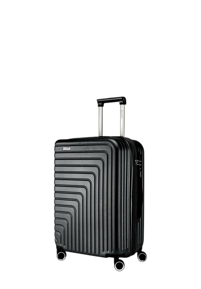 Valigia nera rigida con design scanalato, manico retrattile e quattro ruote per la mobilità. Presenta una chiusura con zip e un dettaglio del logo.