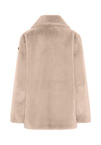 Beige nepbontjas met een kraag, lange mouwen en een zachte textuur. Heeft een rechte snit en een geborduurd logo op de linker mouw.