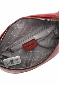 Borsa in pelle rossa con apertura con zip, dotata di un interno grigio a motivo, piccola tasca con zip e una toppa di accentuazione testurizzata.
