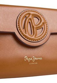 Braune Geldbörse aus Kunstleder mit eingeprägtem Logo, strukturiertem Oberflächen, abgerundeten Kanten und goldener Schrift. Verfügt über ein dezentes Stickdetail.