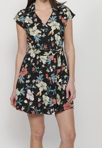 Vestido floral con fondo negro, mangas cortas, escote en V, botones y un cinturón de tela, decorado con patrones de flores multicolores.