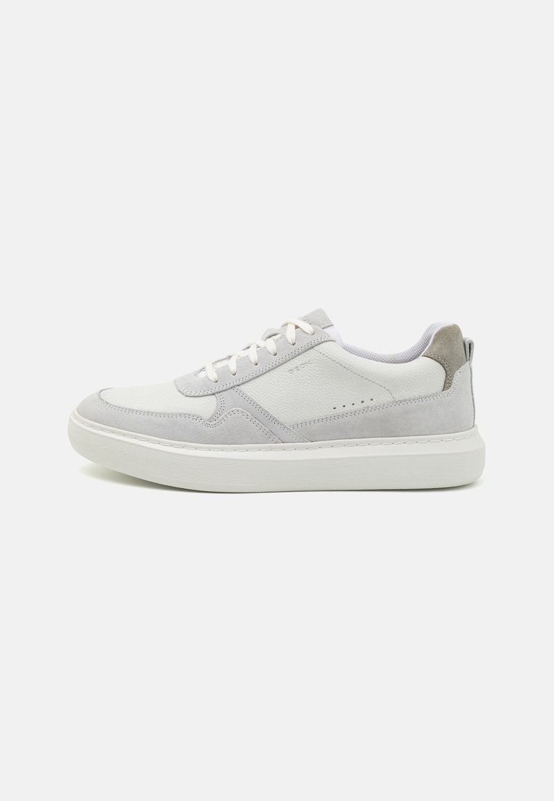 Adidași albi și gri deschis, realizați din suede și plasă, cu vârf rotund, cusături subtile și o talpă din cauciuc texturat.