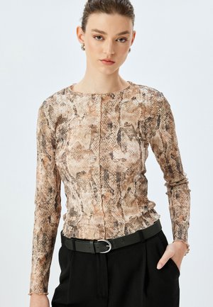 Fitted langemouwtop in een bruin en beige slangenprint, met een ronde hals, subtiele textuur en een gladde afwerking.