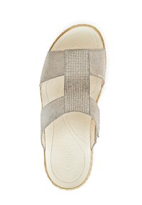 Grijze suède sandaal met een brede, gestructureerde band met een metalen accent. Platte zool met een gevoerd voetbed; eenvoudig, ergonomisch ontwerp.