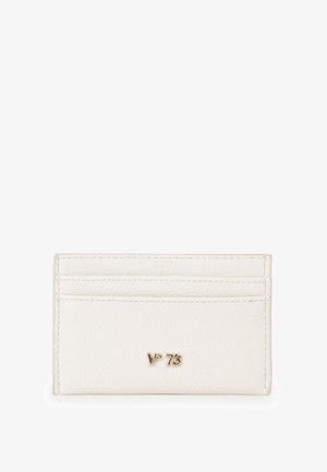 Portacarte in pelle bianca con tre slot per carte e piccolo logo dorato "V° 73" al centro davanti.