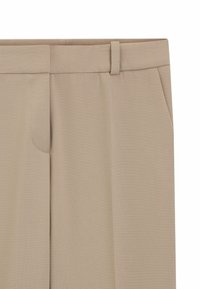 Beige broek met een gladde textuur, een platte voorkant, zijzakken en een slim fit ontwerp. Aangekleed tailleband met een riemlus.