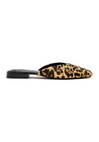 Scarpa slip-on con stampa leopardata e suola nera piatta. Presenta una superficie testurizzata, punta arrotondata e borchie metalliche come decorazione.