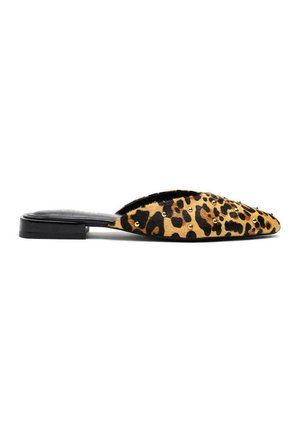 Chaussure à enfiler avec imprimé léopard et semelle noire plate. Elle présente une surface texturée, un bout arrondi et des clous métalliques en embellissement.