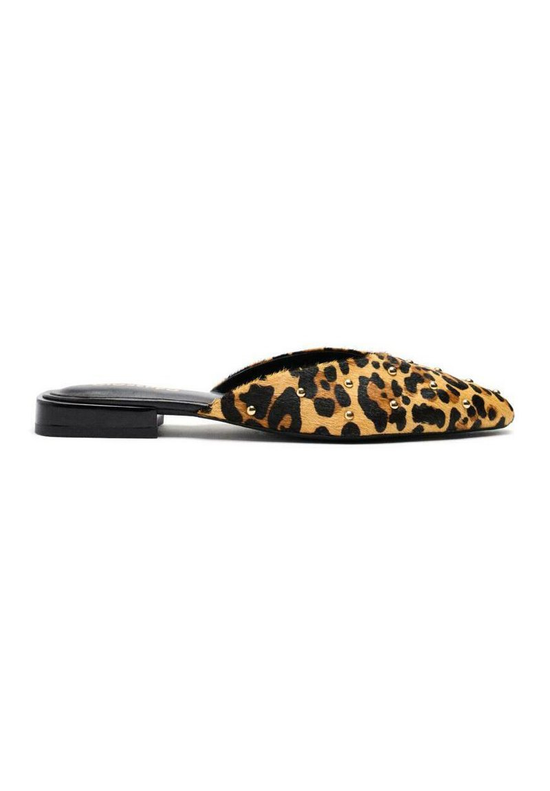 Scarpa slip-on con stampa leopardata e suola nera piatta. Presenta una superficie testurizzata, punta arrotondata e borchie metalliche come decorazione.