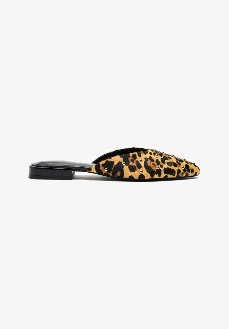 Scarpa slip-on con stampa leopardata e suola nera piatta. Presenta una superficie testurizzata, punta arrotondata e borchie metalliche come decorazione.