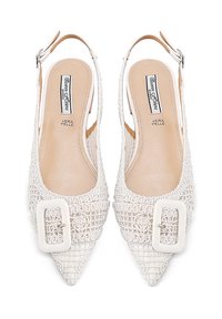 Slingback bianchi con tacco alto, punta affusolata, tomaia in pelle testurizzata, dettaglio con fibbia decorativa e fodera interna liscia.
