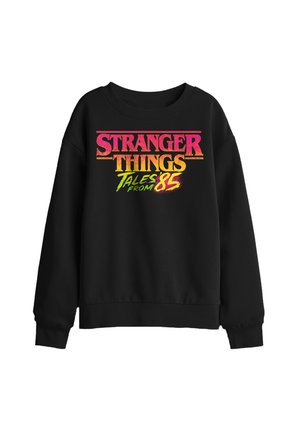 Schwarzer Sweatshirt mit buntem "Stranger Things Tales from '85" Text in Retro-Gradient-Schrift vorne.