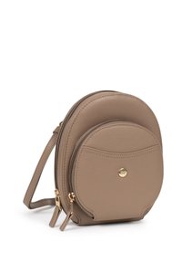 Borsa a tracolla in pelle marrone con design arrotondato, dotata di una tasca frontale e zip in tonalità oro. Superficie texturizzata.