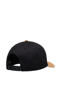 Gorra negra con una visera de madera texturizada de color marrón. Cuenta con una correa ajustable de plástico en la parte trasera y orificios de ventilación en los laterales.