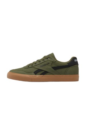 Zapatilla baja Reebok verde oliva con rayas negras laterales y suela de goma marrón, mostrada desde el lado exterior.