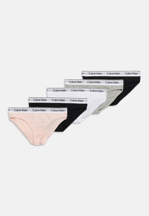 Cinq slips pour femmes Calvin Klein en rose clair, noir, blanc, gris et noir, chacun avec une ceinture blanche marquée "Calvin Klein."