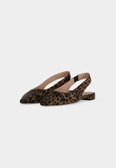 Par flate slingback-sko med spisse tupper og brunt leopardmønster på lys bakgrunn.