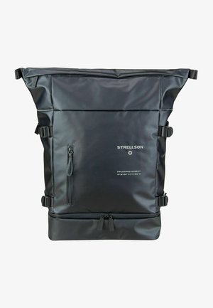 Zwarte roll-top rugzak van waterdicht materiaal. Heeft verstelbare schouderbanden, een voorzak met rits en geprinte merkinformatie.