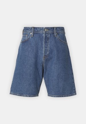 Biała bawełniana koszulka, niebieskie szorty z denimu, białe i zielone paskowane skarpetki, granatowe buty. Casualowy, luźny fason z krótkimi rękawami i długością powyżej kolan.