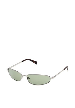 Smukłe okulary przeciwsłoneczne z cienką metalową, srebrną oprawą, zielonymi prostokątnymi szkłami i ciemnymi zausznikami w kolorze muszli żółwia na białym tle.