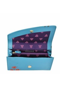 Blauwe leren portemonnee met een bloemmotief en paarse binnenkant. Bevat RFID-bescherming, een ritsvak en een drukknopsluiting.