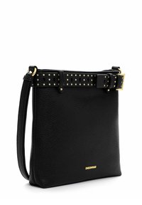 Sort læderhåndtaske med en kornet tekstur, udstyret med en nittet bæltestrop og guld hardware-detaljer. Rektangulær form med lynlåslukning.