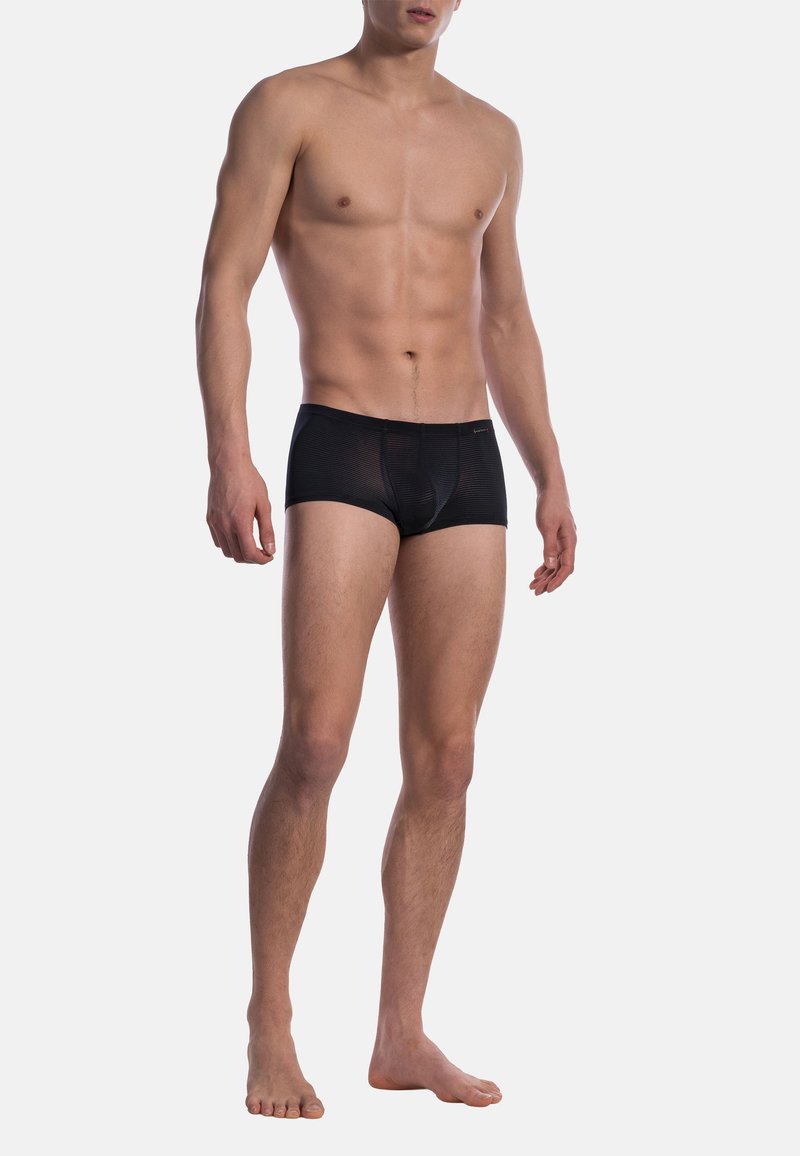 Schwarze Boxershorts mit figurbetontem Schnitt, glatter Stofftextur und dezenten horizontalen Streifen. Keine sichtbaren Marken- oder Hardware-Details.