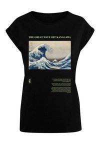 Camisa negra de manga corta con estampado de "La Gran Ola de Kanagawa" en azul y blanco, con detalles de texto en verde sobre la historia del arte.