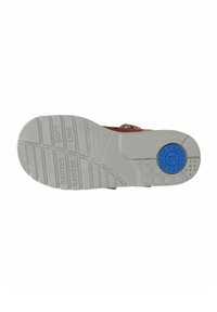 Suola di scarpa marrone con materiale in gomma bianca testurizzata; presenta un accento circolare blu e dettagli del marchio. Contiene scanalature per la trazione.