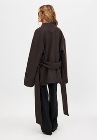 NA-KD CONTRAST BINDING - Kratek plašč - brown