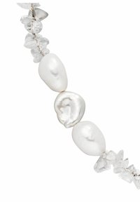 Perlenkette mit unregelmäßigen weißen Perlen und klaren Kristallakzenten, mit einer glatten Textur und unterschiedlichen Formen, asymmetrisch angeordnet.