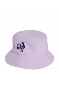 Cappello a secchiello lilla realizzato in tessuto morbido, con un ricamo di gallo blu navy sul lato, dotato di una visiera ampia e una texture liscia.