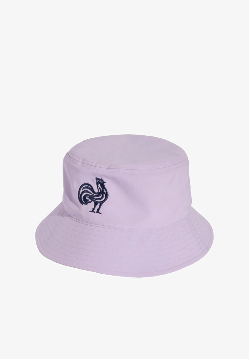 Liliowy kapelusz z szerokim brzegiem wykonany z miękkiego materiału, z haftem w postaci granatowego koguta z boku, charakteryzujący się gładką fakturą.