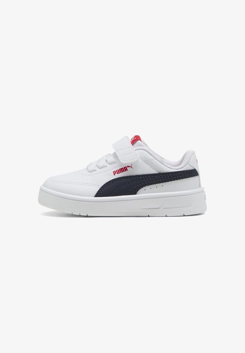 Baskets basses blanches avec bande bleu marine, logo Puma rouge, bande Velcro et semelle rembourrée, conçues pour les enfants.
