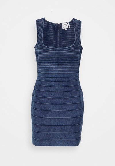 Abito in denim blu scuro con texture a coste, design senza maniche, scollatura quadrata e chiusura con zip posteriore. Vestibilità slim con orlo curvato.