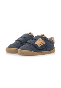 Chaussures pour enfants bleu marine en tissu avec une finition texturée, dotées de deux brides Velcro et d'une semelle en caoutchouc. Accentuées de détails marron clair.