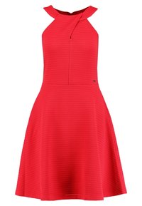 Röd halterneck-klänning med texturerad tyg, åtsittande bodice och utsvängd kjol, med dragkedja bak och subtilt märkeslogotyp-accent.
