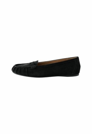 Mocassino piatto in camoscio nero con punta arrotondata plissettata e dettaglio di cinturino decorativo sulla parte superiore.