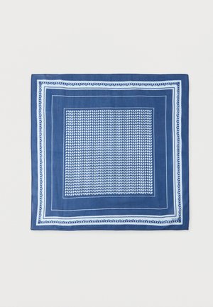 Eșarfă pătrată albastră cu modele albe de frunze dens împânzite în centru și marginită de linii albe subțiri și o ramă cu model de frunze.