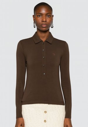 Polo a maniche lunghe marrone con colletto, patta dei bottoni e un piccolo logo ricamato sul petto. Tessuto liscio e aderente.