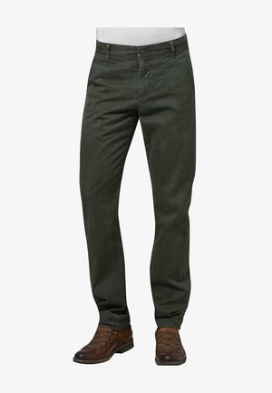 Olijfgroene chinos gemaakt van stevig katoenen twill, met een rechte pijp en een sluiting met knopen aan de voorkant, gecombineerd met bruine veterboots.