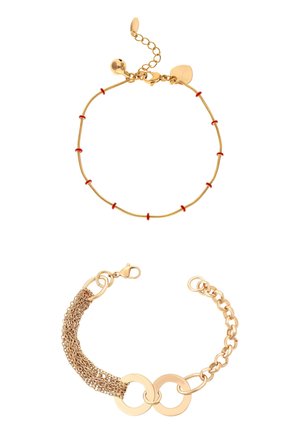 Két arany karkötő: az egyik vékony, piros díszítéssel és apró medálokkal, a másik láncos kivitelű, egymáshoz kapcsolódó kör alakú szemekből áll.